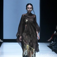 Inilah koleksi rancangan busana Adeline Esther dalam fashion show Kain Negeri di JF3 Fashion Festival 2024, La Piazza Fashion Tent Summarecon, Kelapa gading, Jakarta. Foto: Mohammad Abduh/detikcom.