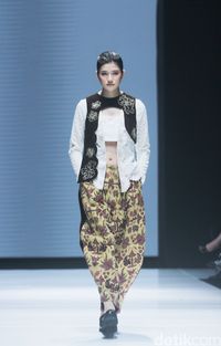 Foto: Koleksi Terbaru Rama Dauhan, Saat Batik Surakarta Jadi Baju Androgini