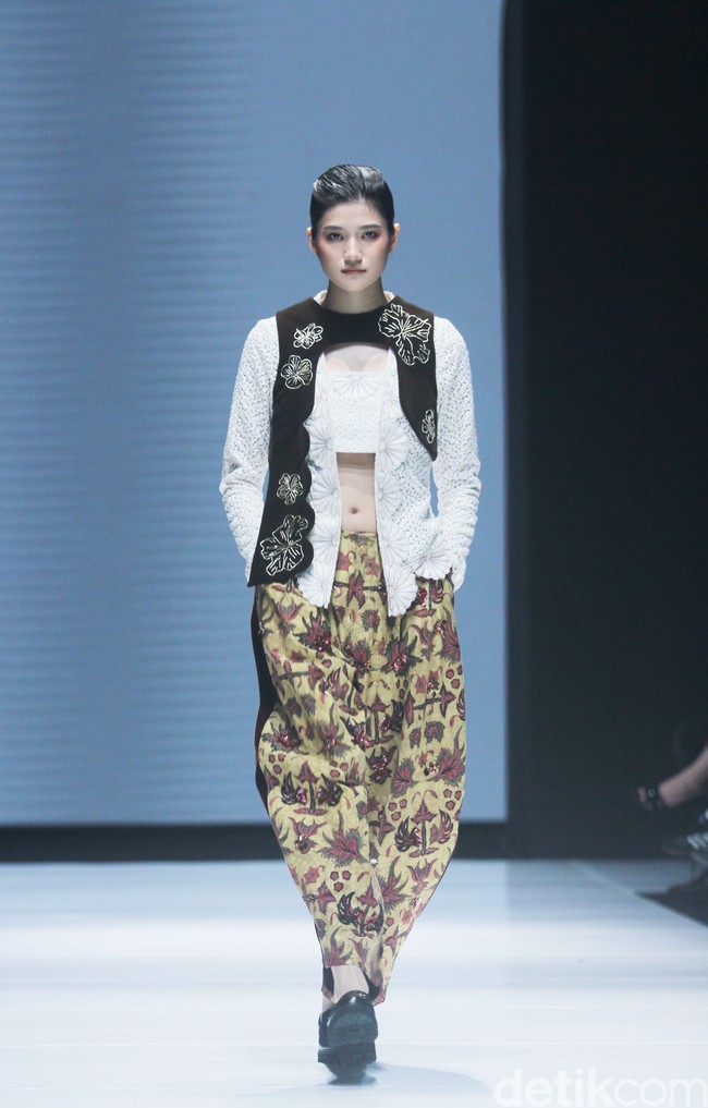 Rama Dauhan berkolaborasi dengan Rumah Batik Cempaka, produsen batik Surakarta yang masih mempertahankan metode membatik tradisional. Dalam fashion show Kain Negeri di JF3 Fashion Festival 2024, La Piazza Fashion Tent Summarecon, Kelapa gading, Jakarta, Rama menginterpretasi batik dalam konsep androgyny. Foto: Mohammad Abduh/detikcom.