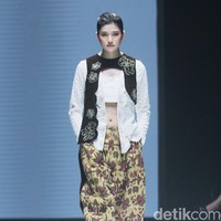 Rama Dauhan berkolaborasi dengan Rumah Batik Cempaka, produsen batik Surakarta yang masih mempertahankan metode membatik tradisional. Dalam fashion show Kain Negeri di JF3 Fashion Festival 2024, La Piazza Fashion Tent Summarecon, Kelapa gading, Jakarta, Rama menginterpretasi batik dalam konsep androgyny. Foto: Mohammad Abduh/detikcom.