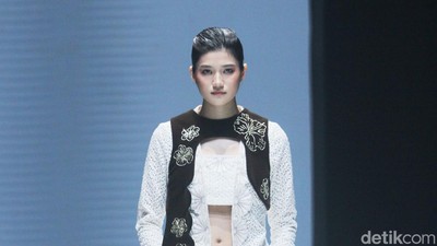 Foto: Koleksi Terbaru Rama Dauhan, Saat Batik Surakarta Jadi Baju Androgini