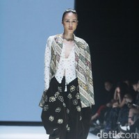 Rama Dauhan berkolaborasi dengan Rumah Batik Cempaka, produsen batik Surakarta yang masih mempertahankan metode membatik tradisional. Dalam fashion show Kain Negeri di JF3 Fashion Festival 2024, La Piazza Fashion Tent Summarecon, Kelapa gading, Jakarta, Rama menginterpretasi batik dalam konsep androgyny.  Foto: Mohammad Abduh/detikcom.