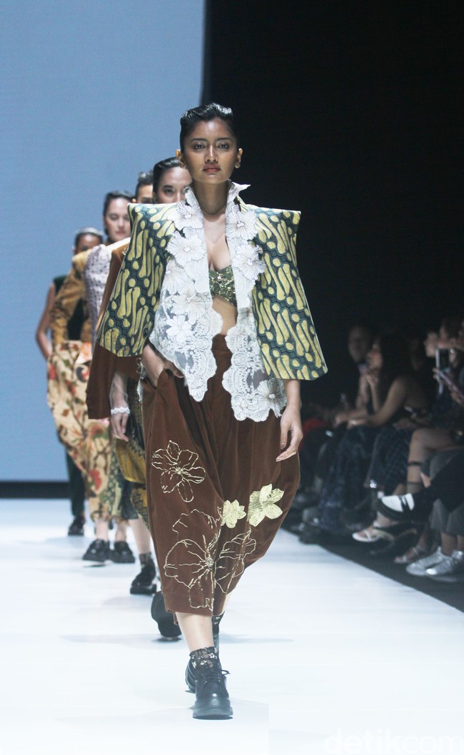 Rama Dauhan berkolaborasi dengan Rumah Batik Cempaka, produsen batik Surakarta yang masih mempertahankan metode membatik tradisional. Dalam fashion show Kain Negeri di JF3 Fashion Festival 2024, La Piazza Fashion Tent Summarecon, Kelapa gading, Jakarta, Rama menginterpretasi batik dalam konsep androgyny. Foto: Mohammad Abduh/detikcom.