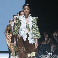 Rama Dauhan berkolaborasi dengan Rumah Batik Cempaka, produsen batik Surakarta yang masih mempertahankan metode membatik tradisional. Dalam fashion show Kain Negeri di JF3 Fashion Festival 2024, La Piazza Fashion Tent Summarecon, Kelapa gading, Jakarta, Rama menginterpretasi batik dalam konsep androgyny. Foto: Mohammad Abduh/detikcom.