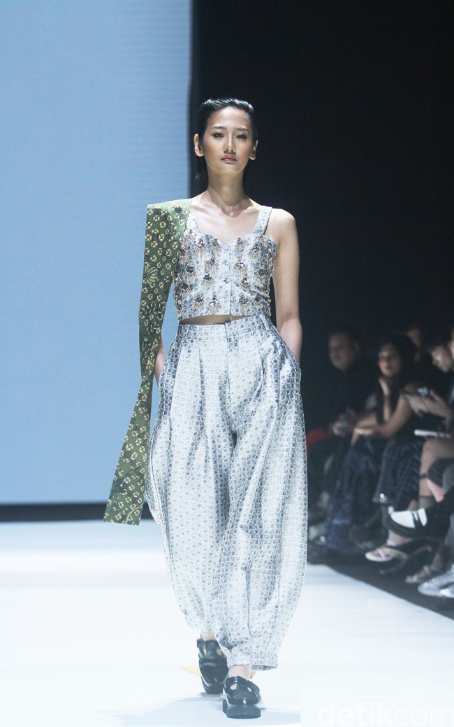 Rama Dauhan berkolaborasi dengan Rumah Batik Cempaka, produsen batik Surakarta yang masih mempertahankan metode membatik tradisional. Dalam fashion show Kain Negeri di JF3 Fashion Festival 2024, La Piazza Fashion Tent Summarecon, Kelapa gading, Jakarta, Rama menginterpretasi batik dalam konsep androgyny. Foto: Mohammad Abduh/detikcom.