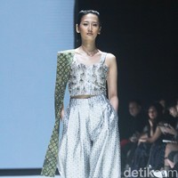 Rama Dauhan berkolaborasi dengan Rumah Batik Cempaka, produsen batik Surakarta yang masih mempertahankan metode membatik tradisional. Dalam fashion show Kain Negeri di JF3 Fashion Festival 2024, La Piazza Fashion Tent Summarecon, Kelapa gading, Jakarta, Rama menginterpretasi batik dalam konsep androgyny. Foto: Mohammad Abduh/detikcom.