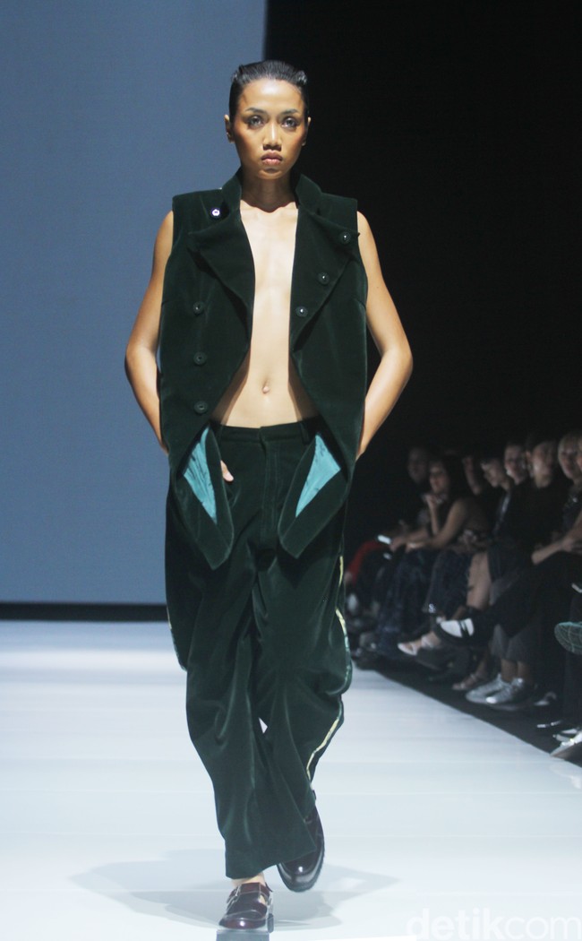 Rama Dauhan berkolaborasi dengan Rumah Batik Cempaka, produsen batik Surakarta yang masih mempertahankan metode membatik tradisional. Dalam fashion show Kain Negeri di JF3 Fashion Festival 2024, La Piazza Fashion Tent Summarecon, Kelapa gading, Jakarta, Rama menginterpretasi batik dalam konsep androgyny. Foto: Mohammad Abduh/detikcom.