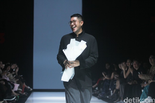 Rama Dauhan berkolaborasi dengan Rumah Batik Cempaka, produsen batik Surakarta yang masih mempertahankan metode membatik tradisional. Dalam fashion show Kain Negeri di JF3 Fashion Festival 2024, La Piazza Fashion Tent Summarecon, Kelapa gading, Jakarta, Rama menginterpretasi batik dalam konsep androgyny. Foto: Mohammad Abduh/detikcom.