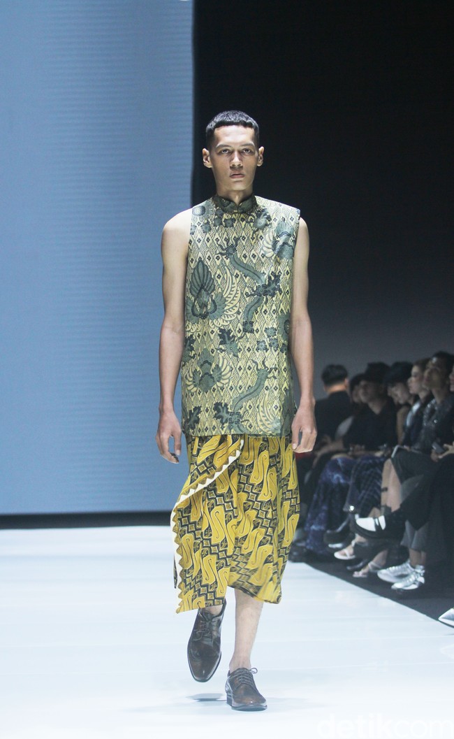 Rama Dauhan berkolaborasi dengan Rumah Batik Cempaka, produsen batik Surakarta yang masih mempertahankan metode membatik tradisional. Dalam fashion show Kain Negeri di JF3 Fashion Festival 2024, La Piazza Fashion Tent Summarecon, Kelapa gading, Jakarta, Rama menginterpretasi batik dalam konsep androgyny. Foto: Mohammad Abduh/detikcom.