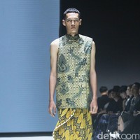 Rama Dauhan berkolaborasi dengan Rumah Batik Cempaka, produsen batik Surakarta yang masih mempertahankan metode membatik tradisional. Dalam fashion show Kain Negeri di JF3 Fashion Festival 2024, La Piazza Fashion Tent Summarecon, Kelapa gading, Jakarta, Rama menginterpretasi batik dalam konsep androgyny. Foto: Mohammad Abduh/detikcom.