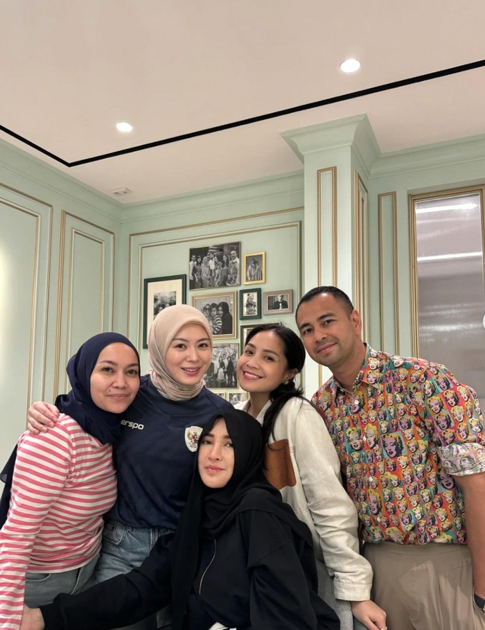 Kompaknya Shandy Purnamasari Kulineran Bareng Suami dan Maharani Kemala Kompaknya Shandy Purnamasari Kulineran Bareng Suami dan Maharani Kemala