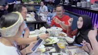 Shandy dan sang suami, Gilang atau akrab disapa Juragan 99 terkenal suka mentraktir makan teman-temannya. Salah satunya terlihat dalam video ini. Foto: Instagram shandypurnamasari