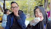 Ini salah satu potret manis Shandy dan keluarga saat liburan ke Bromo. Ia menyempatkan waktu untuk menikmati durian di sana. Foto: Instagram shandypurnamasari
