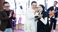 Shandy berteman dekat dengan Wanda Hara. Saat ulang tahun fashion stylist itu, ia mendapat suapan kue langsung lho! Foto: Instagram shandypurnamasari