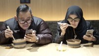 Wanita kelahiran tahun 1991 ini juga sering kulineran berdua sang suami. Contohnya ketika makan mie yang terlihat nikmat ini. Slurpp! Foto: Instagram shandypurnamasari