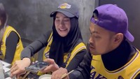 Bukti lain Shandy suka menikmati makanan enak bareng suaminya ada pada video ini. Mereka menikmati daging dan sosis panggang yang empuk juicy. Foto: Instagram shandypurnamasari