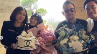 Sebelum pecah kongsi, Shandy dan Maharani sering habiskan waku bersama. Saat ia ulang tahun di Los Angeles, Maharani menyusulnya dan memberikan kejutan kue. Foto: Instagram shandypurnamasari