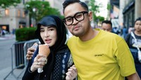 Jalan-jalan di New York rasanya tak lengkap tanpa jajan. Mereka pun pilih menikmati es krim sambil jalan. Foto: Instagram shandypurnamasari