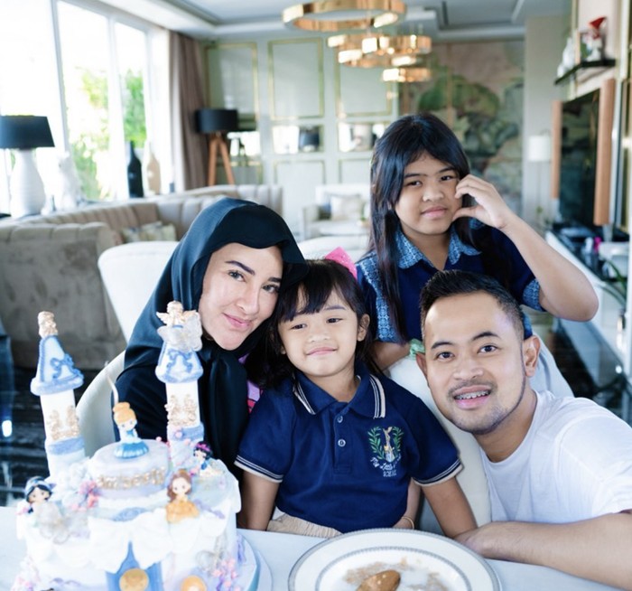 Kompaknya Shandy Purnamasari Kulineran Bareng Suami dan Maharani Kemala Kompaknya Shandy Purnamasari Kulineran Bareng Suami dan Maharani Kemala