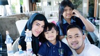 Kalau ini potret manis Shandy, Gilang, dan dua anaknya saat merayakan ulang tahun salah satu anaknya. Mereka sempatkan makan bersama dan sajikan kue tema princess. Foto: Instagram shandypurnamasari