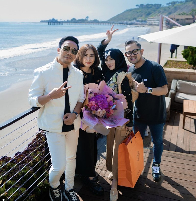 Kompaknya Shandy Purnamasari Kulineran Bareng Suami dan Maharani Kemala