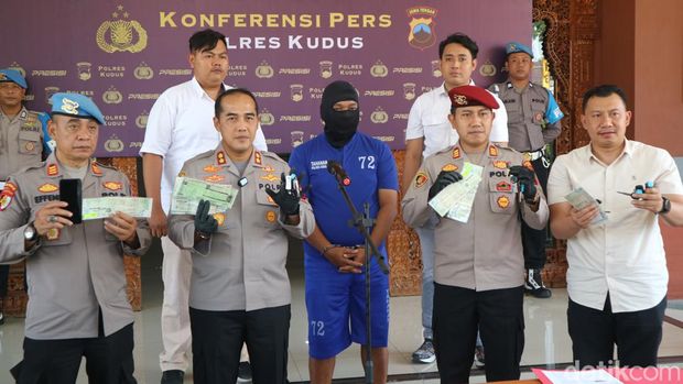 Konferensi pers kasus jual beli motor bodong di Mapolres Kudus, Rabu (14/8/2024) siang.