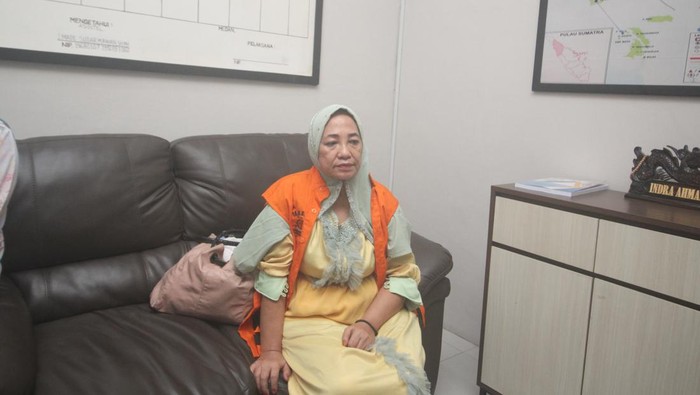 Mantan Dirut RSUD Batu Bara, Marlina Lubis, usai ditangkap kejaksaan.