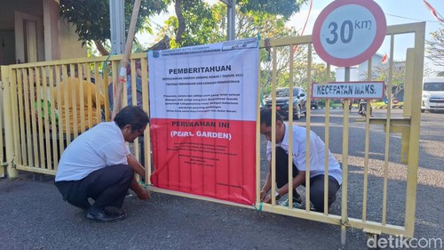 KPK bersama Pemkot Mataram memasang spanduk peringatan di Perumahan Pearl Garden, Jalan Swakarsa, Kekalik Gerisak, Taman Sari, Ampenan, Kota Mataram, NTB, Rabu (14/8/2024). (Nathea Citra/detikBali)