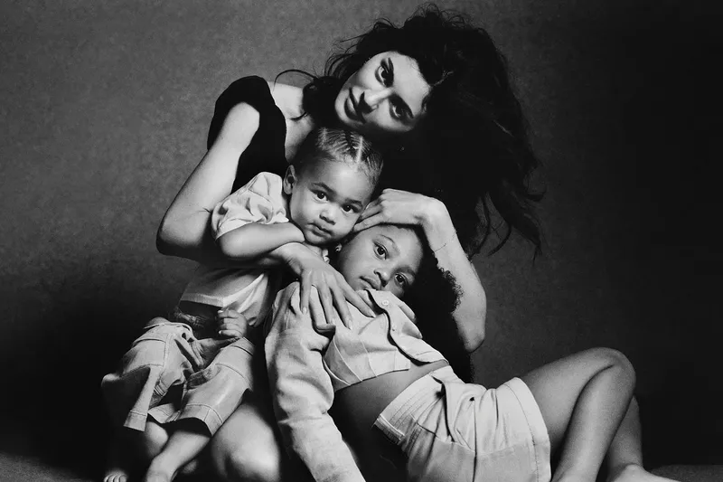 Kylie Jenner bersama kedua anaknya, Stormi dan Aire.