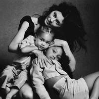Kylie Jenner Akui Kehilangan Masa Muda karena Punya Anak di Usia 20