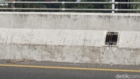 Lampu penerangan dipasang di sebuah lubang berbentuk persegi dengan besi penutup pada sisi kanan dan kiri flyover. (Foto: Bima Bagaskara/detikJabar)