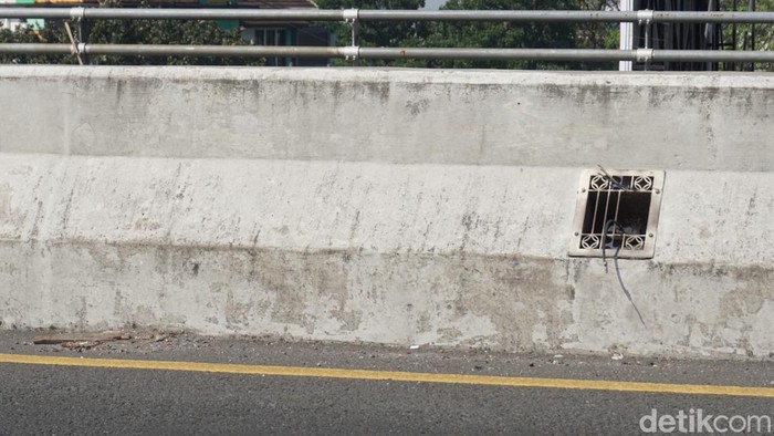 Lampu flyover Kopo, Kota Bandung, banyak yang hilang diduga digondol maling, Rabu (14/8/2024)