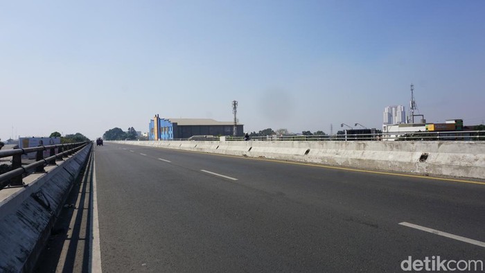 Lampu flyover Kopo, Kota Bandung, banyak yang hilang diduga digondol maling, Rabu (14/8/2024)