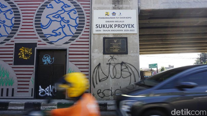 Lampu flyover Kopo, Kota Bandung, banyak yang hilang diduga digondol maling, Rabu (14/8/2024)