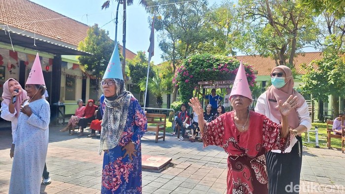 Lansia di Griya Werda Surabaya lomba Agustusan