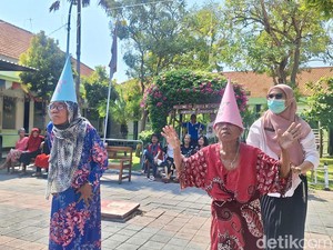 Serunya Lansia di Surabaya Ikut Lomba Agustusan di Griya Wreda