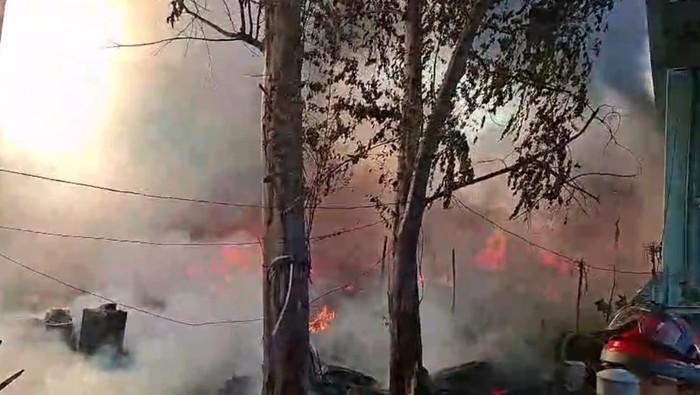 Kebakaran Melanda Lapak di Pejagalan, Jakut, Asap Tebal Membeludak