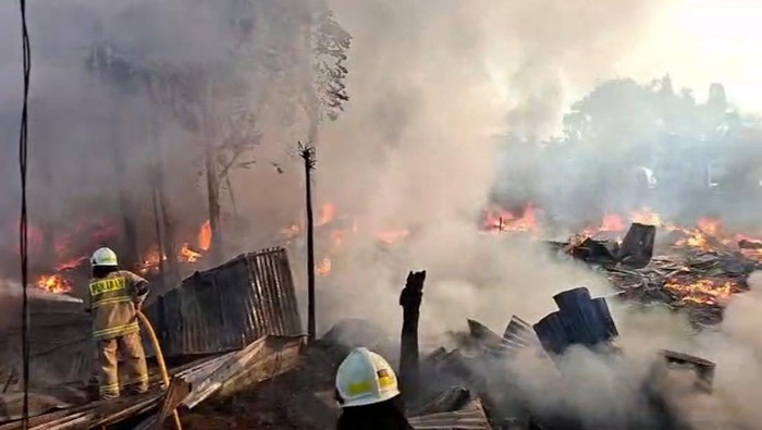 Kobaran Api Melalap Lapak dan Rumah, Armada Pemadam Kebakaran di Jakarta Utara Ditingkatkan Menjadi 18 Unit