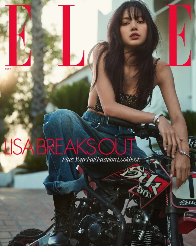 Sampul majalah Elle USA menampilkan gaya maskulin Lisa menaiki motor gede. Dia memakai atasan tanktop dari Stella McCartney yang dipadukan dengan bootcut denim jeans, dan sepatu boots hitam. Tak ketinggalan koleksi perhiasan BVLGARI B.Zero 1 Bracelet yang harganya mencapai $15,400 atau setara Rp 241 juta. Foto: dok. ELLE USA