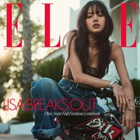 Sampul majalah Elle USA menampilkan gaya maskulin Lisa menaiki motor gede. Dia memakai atasan tanktop dari Stella McCartney yang dipadukan dengan bootcut denim jeans, dan sepatu boots hitam. Tak ketinggalan koleksi perhiasan BVLGARI B.Zero 1 Bracelet yang harganya mencapai $15,400 atau setara Rp 241 juta. Foto: dok. ELLE USA
