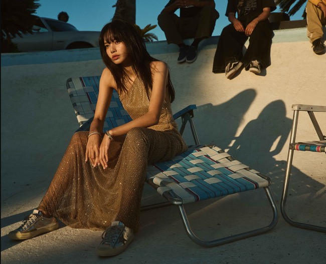 Lisa juga tampil edgy mengenakan gaun Ralph Lauren Evening Dress bernuansa gold dengan sepasang sneakers silver dari Golden Goose. Harga gaun dari koleksi Ralph Lauren Fall/Holiday 2024 itu mencapai $7,150 atau sekitar Rp 112 juta. Foto: dok. ELLE USA