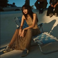 Lisa juga tampil edgy mengenakan gaun Ralph Lauren Evening Dress bernuansa gold dengan sepasang sneakers silver dari Golden Goose. Harga gaun dari koleksi Ralph Lauren Fall/Holiday 2024 itu mencapai $7,150 atau sekitar Rp 112 juta. Foto: dok. ELLE USA