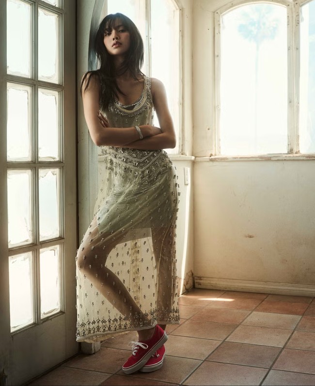 Wajah Lisa BLACKPINK menghiasi sampul majalah ELLE USA edisi September 2024. Dia resmi menjadi idol KPop pertama yang menghiasi sampul ELLE USA. Foto: dok. ELLE USA