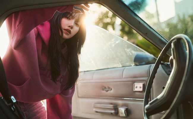 Dalam pemotretan tersebut, Lisa BLACKPINK menunjukkan pesonanya dengan dua sisi berbeda, feminin dan maskulin. Dia pun membicarakan kesiapannya membintangi serial The White Lotus Season 3 yang tayang di HBO. Foto: dok. ELLE USA