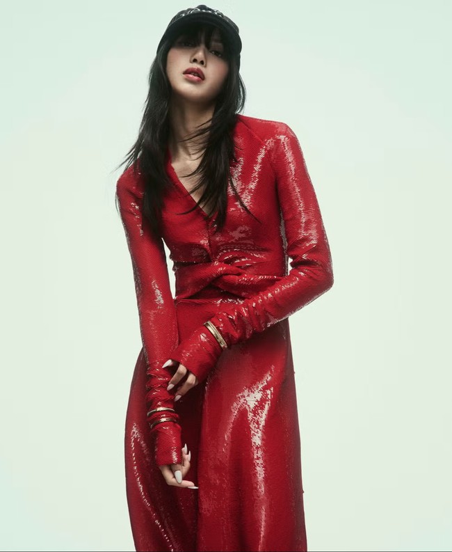 Sedangkan tight red dress yang dikenakan Lisa BLACKPINK merupakan koleksi Ferragamo Pre-Spring 2025. Penampilannya dipadukan dengan baseball cap hitam juga sejumlah koleksi perhiasan emas BVLGARI. Foto: dok. ELLE USA
