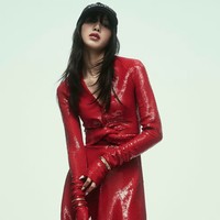 Sedangkan tight red dress yang dikenakan Lisa BLACKPINK merupakan koleksi Ferragamo Pre-Spring 2025. Penampilannya dipadukan dengan baseball cap hitam juga sejumlah koleksi perhiasan emas BVLGARI. Foto: dok. ELLE USA