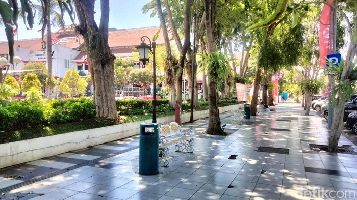 Lokasi petugas kebersihan penyandang disabilitas dibegal di kawasan Balai Kota Surabaya