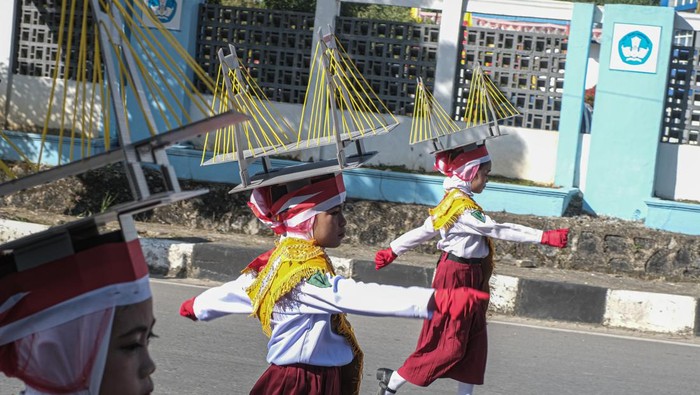 Sejumlah pelajar mengikuti gerak jalan indah di Kendari, Sulawesi Tenggara, Rabu (14/8/2024). Lomba gerak jalan indah tingkat SD dan SMP se-Kota Kendari tersebut dalam rangka memperingati HUT ke-79 Republik Indonesia. ANTARA FOTO/Andry Denisah/foc.