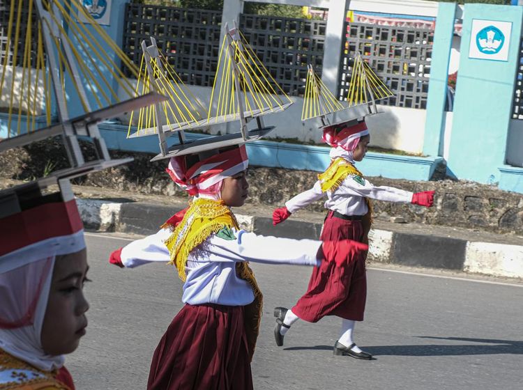 Yuk Lihat Lomba Gerak Jalan Indah Pelajar di Kendari