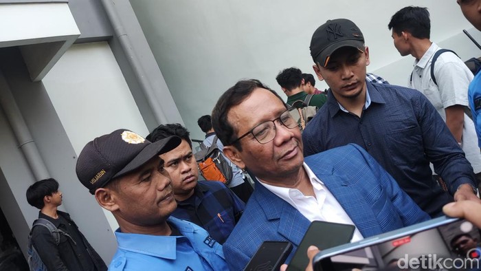 Mahfud Md saat memeberi keterangan usai mengisi kuliah umum di FH UGM, Rabu (14/8/2024).